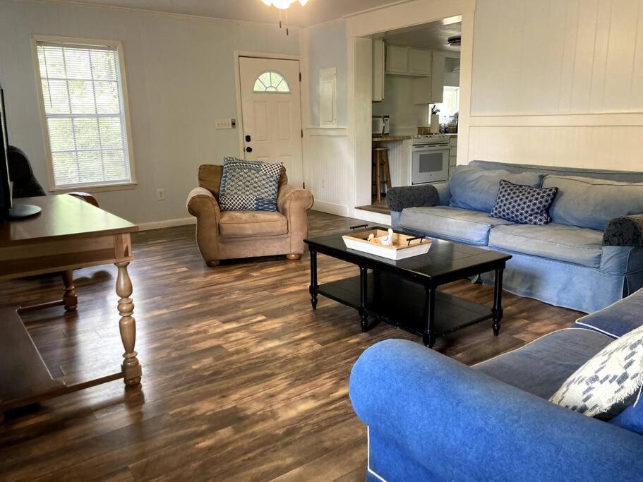 Tucked Away Newly Renovated 2 Bedroom/ 1 Bath Sleeps 8